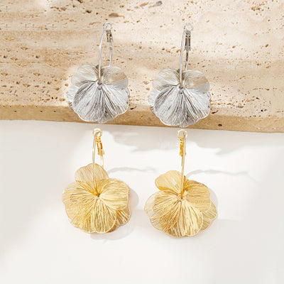 أقراط ذهبية مجوفة مبالغ فيها