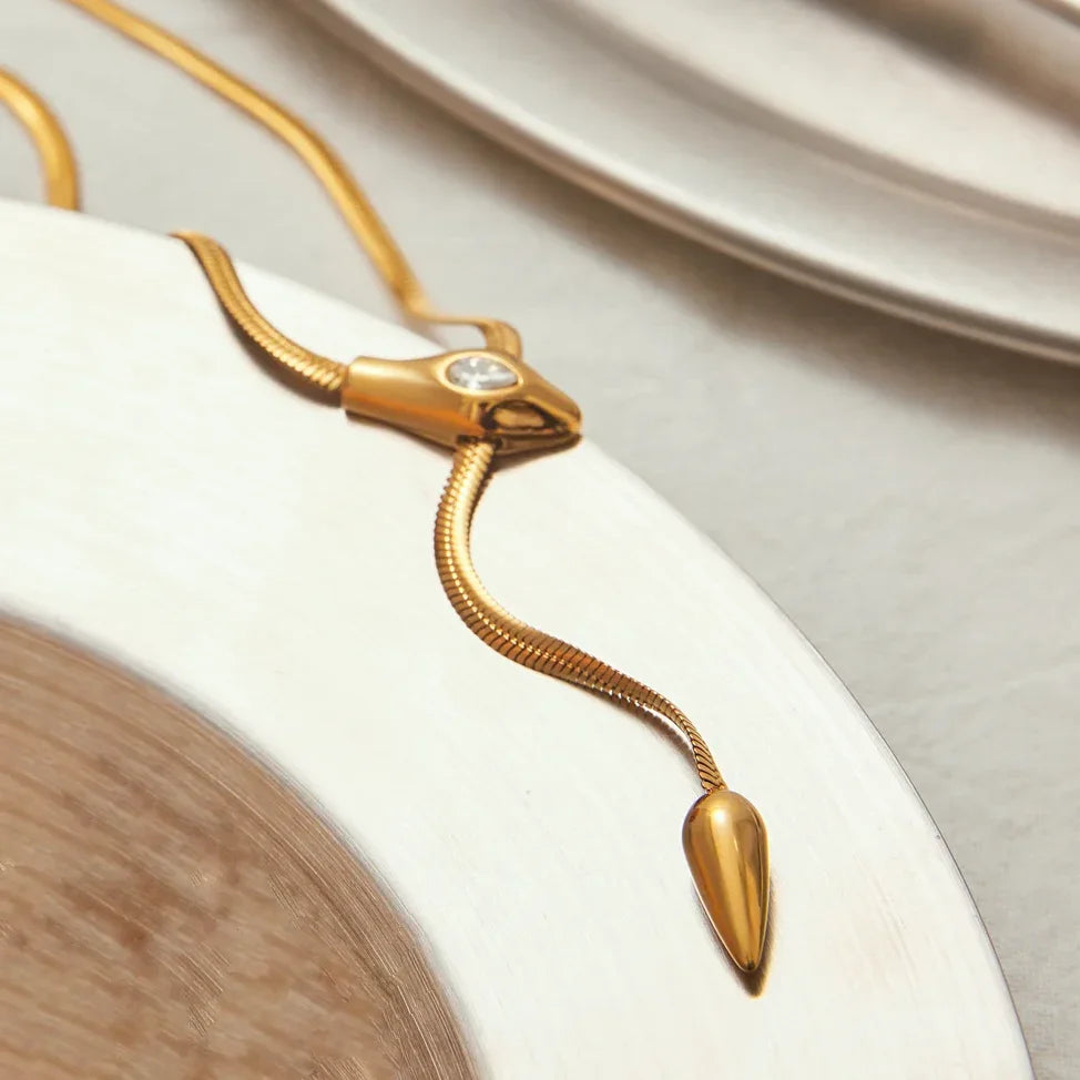 قلادة زاريلي الذهبية بشكل ثعبان