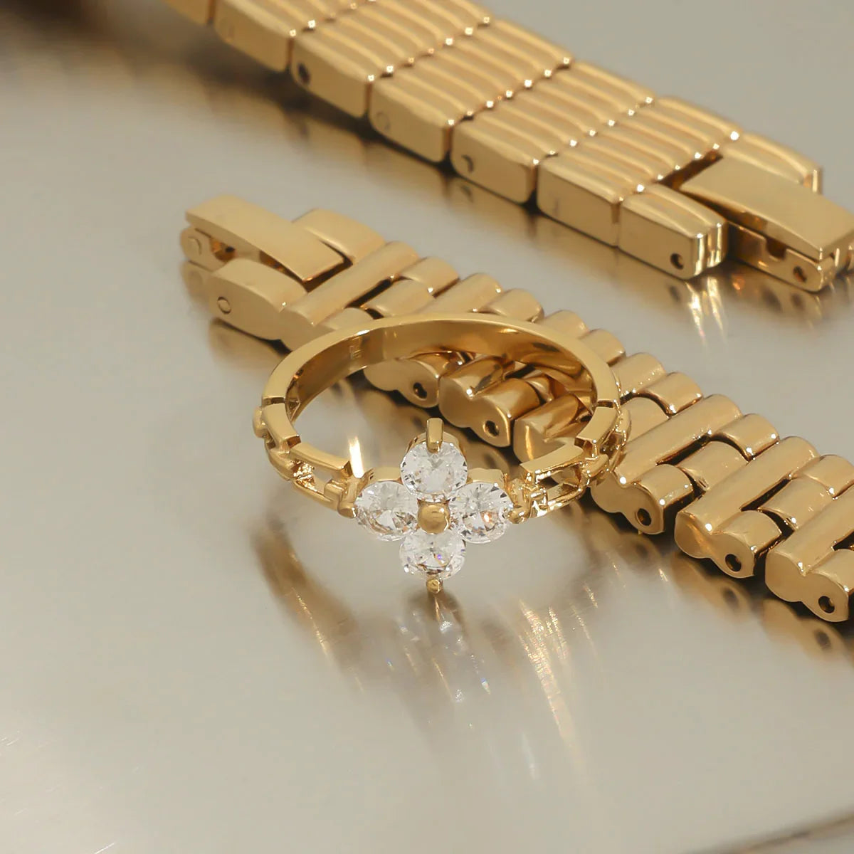 خاتم كليستين الماسي بتصميم بتلة