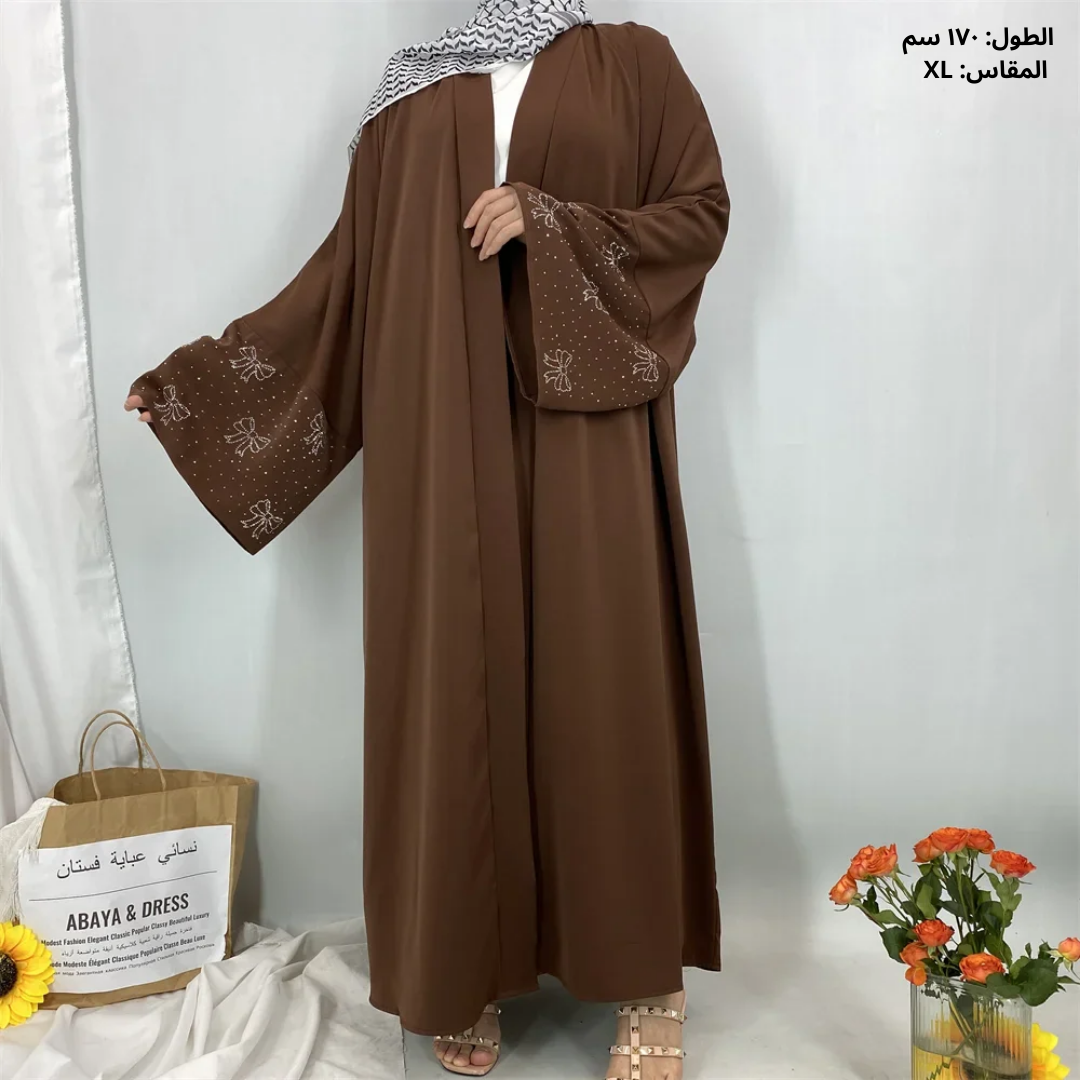 عباءة فاخرة بأكمام مطرزة أنيقة
