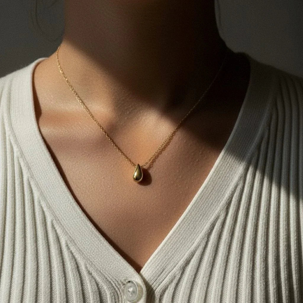 قلادة مارسيلاين الذهبية على شكل قطرة