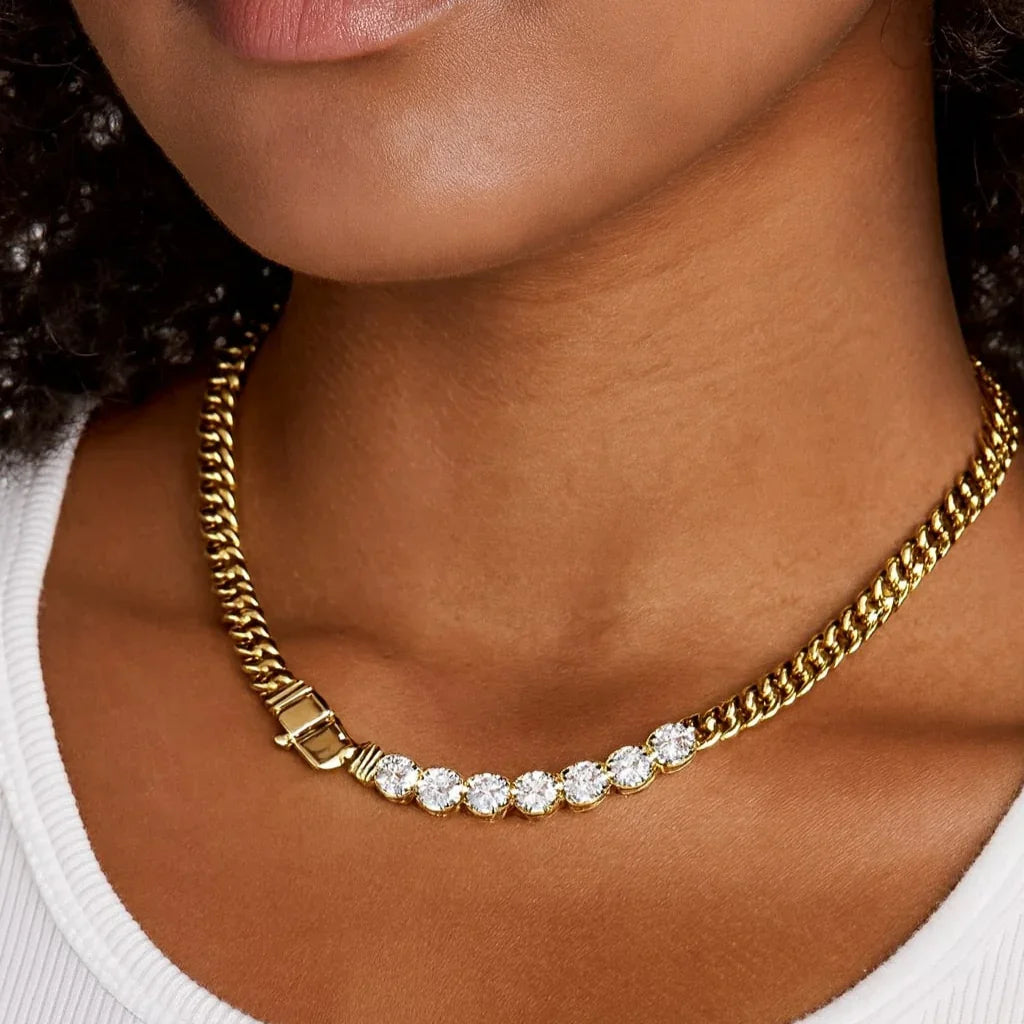 قلادة مائل الماسية