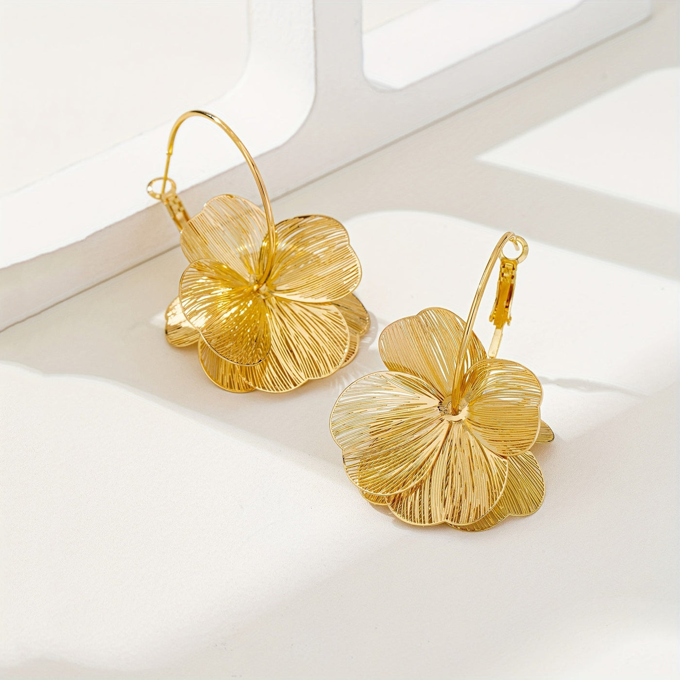 أقراط ذهبية مجوفة مبالغ فيها