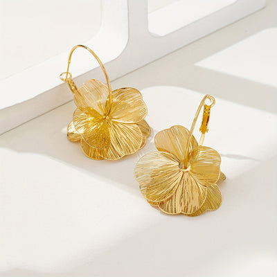 أقراط ذهبية مجوفة مبالغ فيها