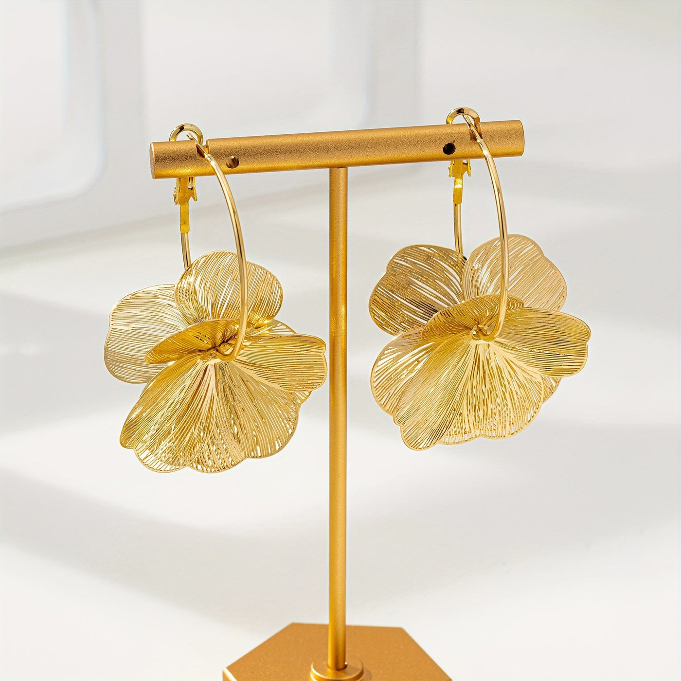 أقراط ذهبية مجوفة مبالغ فيها