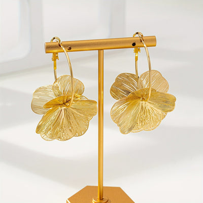 أقراط ذهبية مجوفة مبالغ فيها