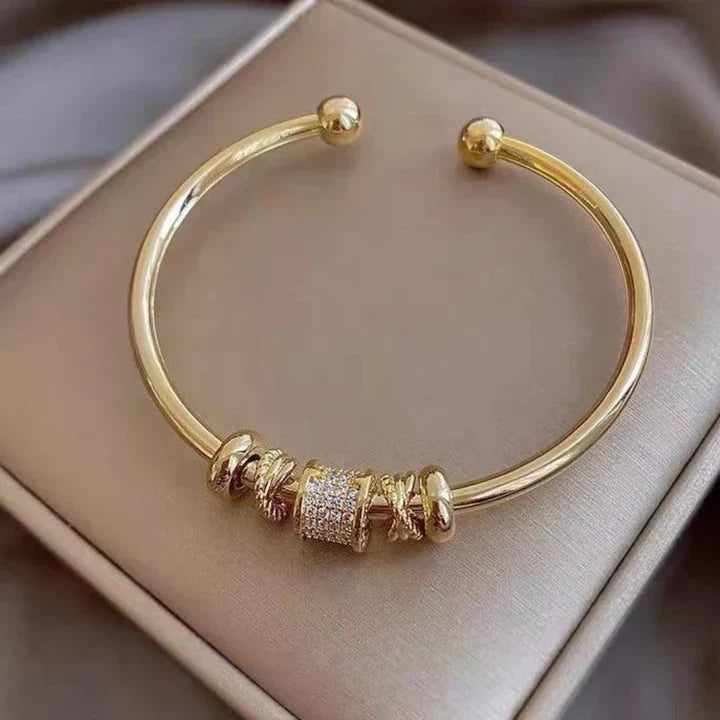 Adjustable bracelet with gold charms 