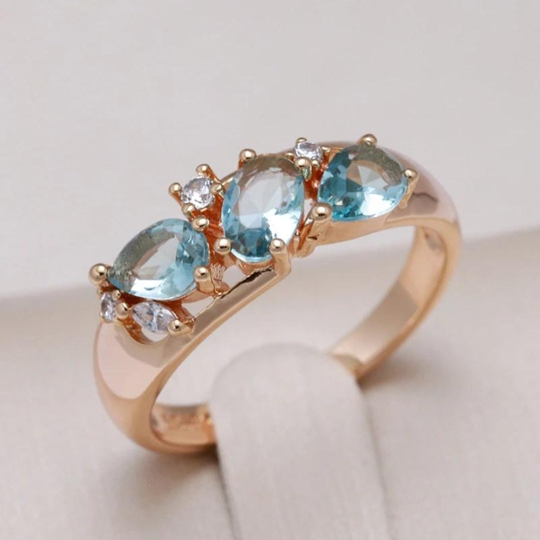 Elegant antique blue zirconia ring in gold 