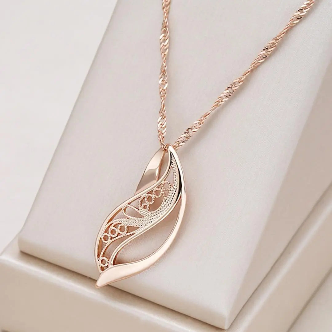 Elegant harmonious gold necklace