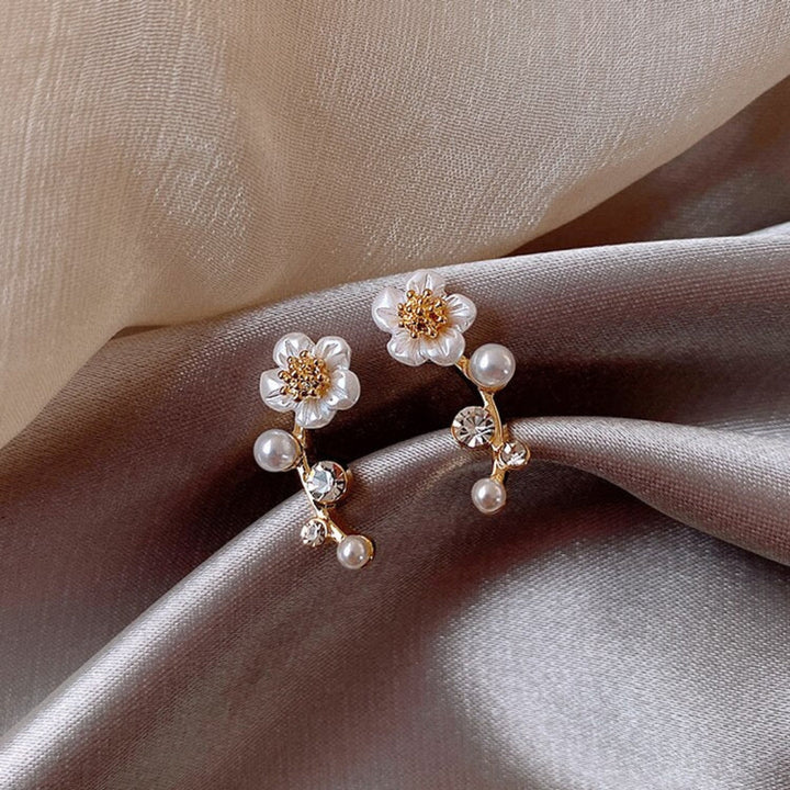 أقراط اللؤلؤ والزهور الأنيقة