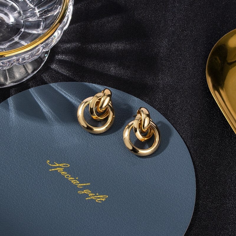 أقراط هووب ذهبية أنيقة