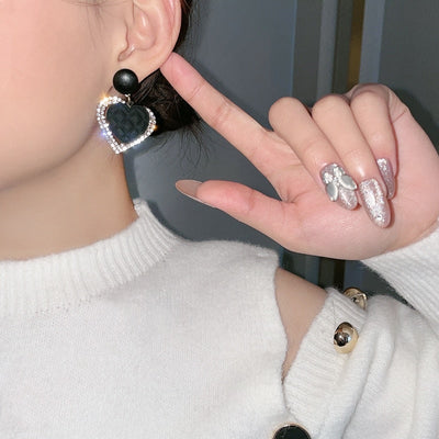 أقراط قلب أسود بالذهب