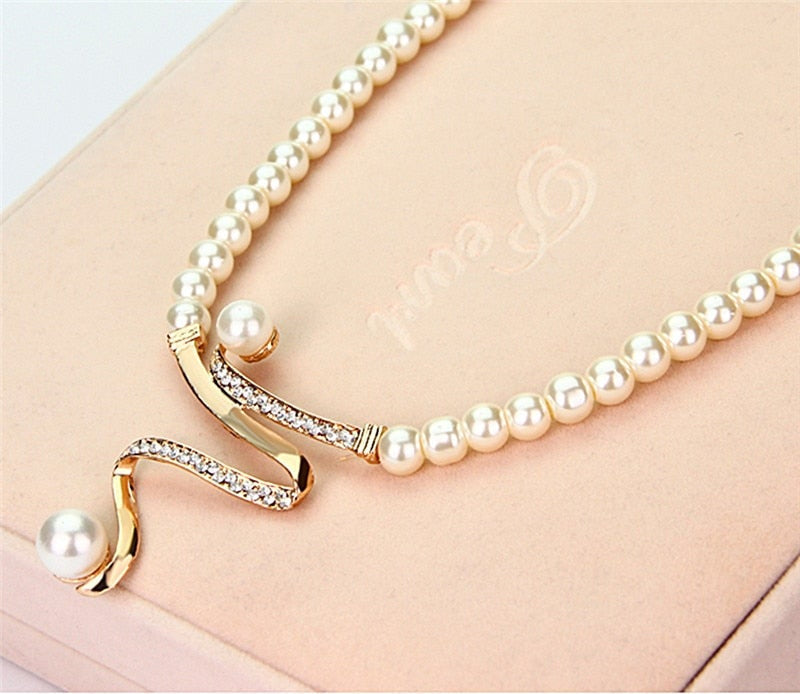 Lucia - Elegant pearl necklace with a modern twist 