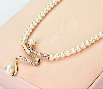 Lucia - Elegant pearl necklace with a modern twist 