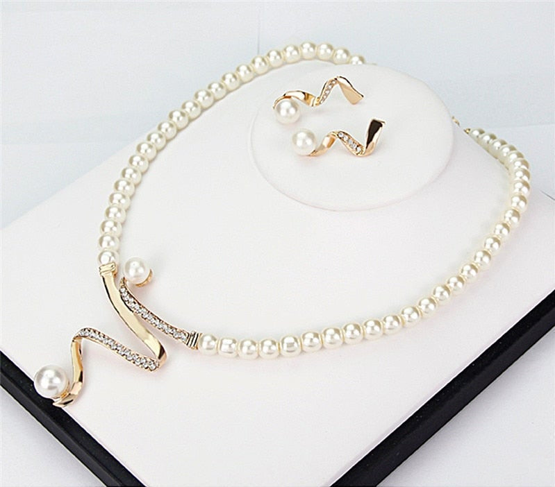 Lucia - Elegant pearl necklace with a modern twist 