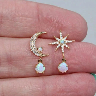 Moon and star earrings made of gold and opal