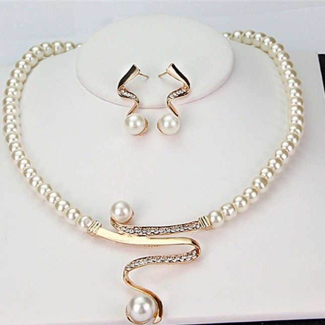 Lucia - Elegant pearl necklace with a modern twist 