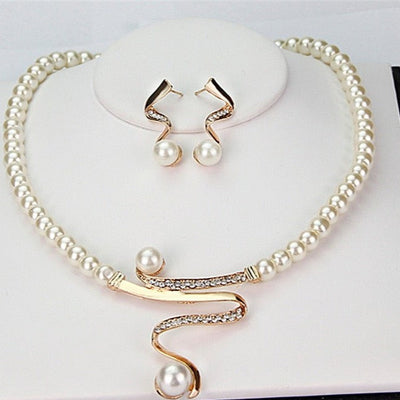 Lucia - Elegant pearl necklace with a modern twist 