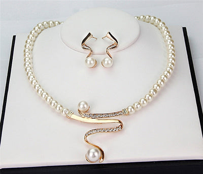 Lucia - Elegant pearl necklace with a modern twist 