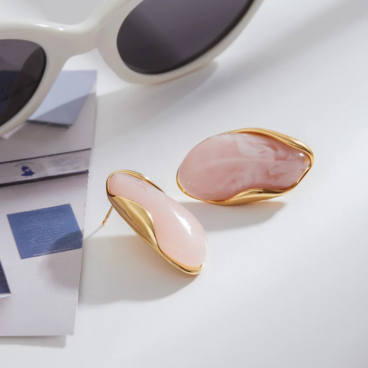 أقراط أميليس المصنوعة من الأحجار الكريمة اللامعة