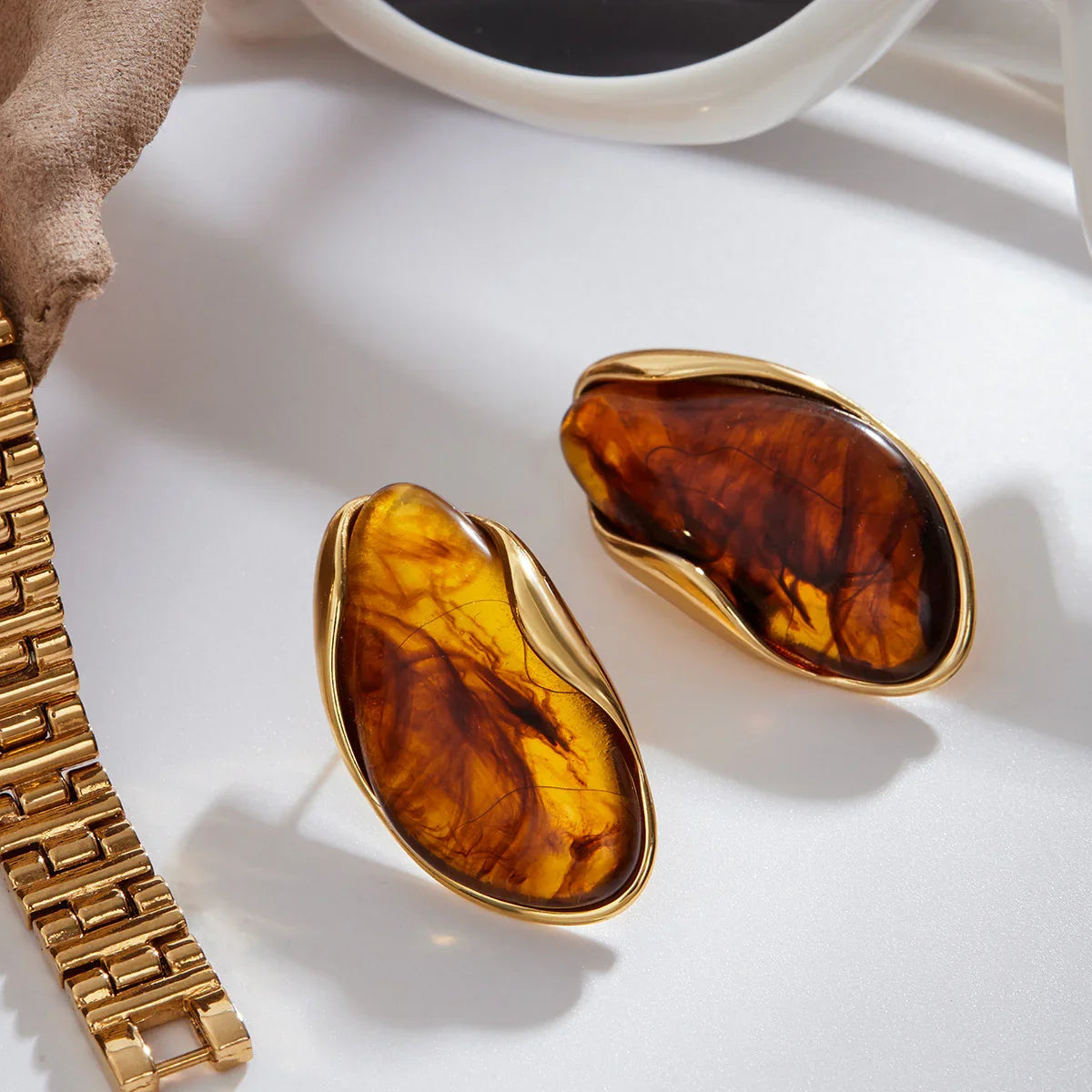 أقراط أميليس المصنوعة من الأحجار الكريمة اللامعة