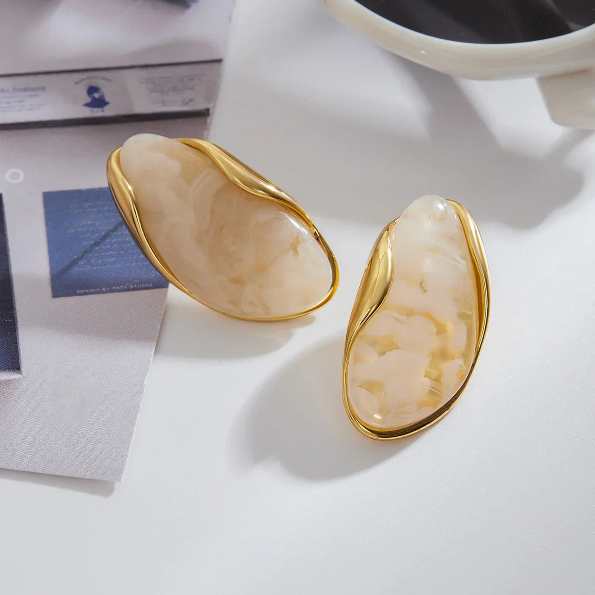 أقراط أميليس المصنوعة من الأحجار الكريمة اللامعة