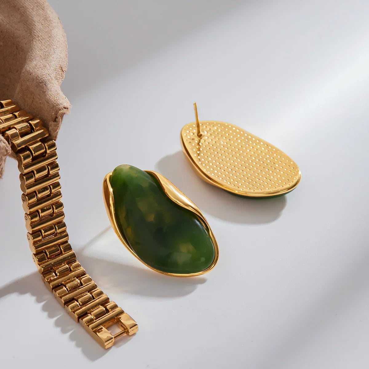 أقراط أميليس المصنوعة من الأحجار الكريمة اللامعة