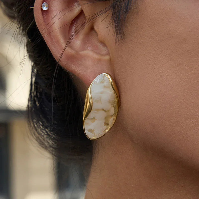 أقراط أميليس المصنوعة من الأحجار الكريمة اللامعة