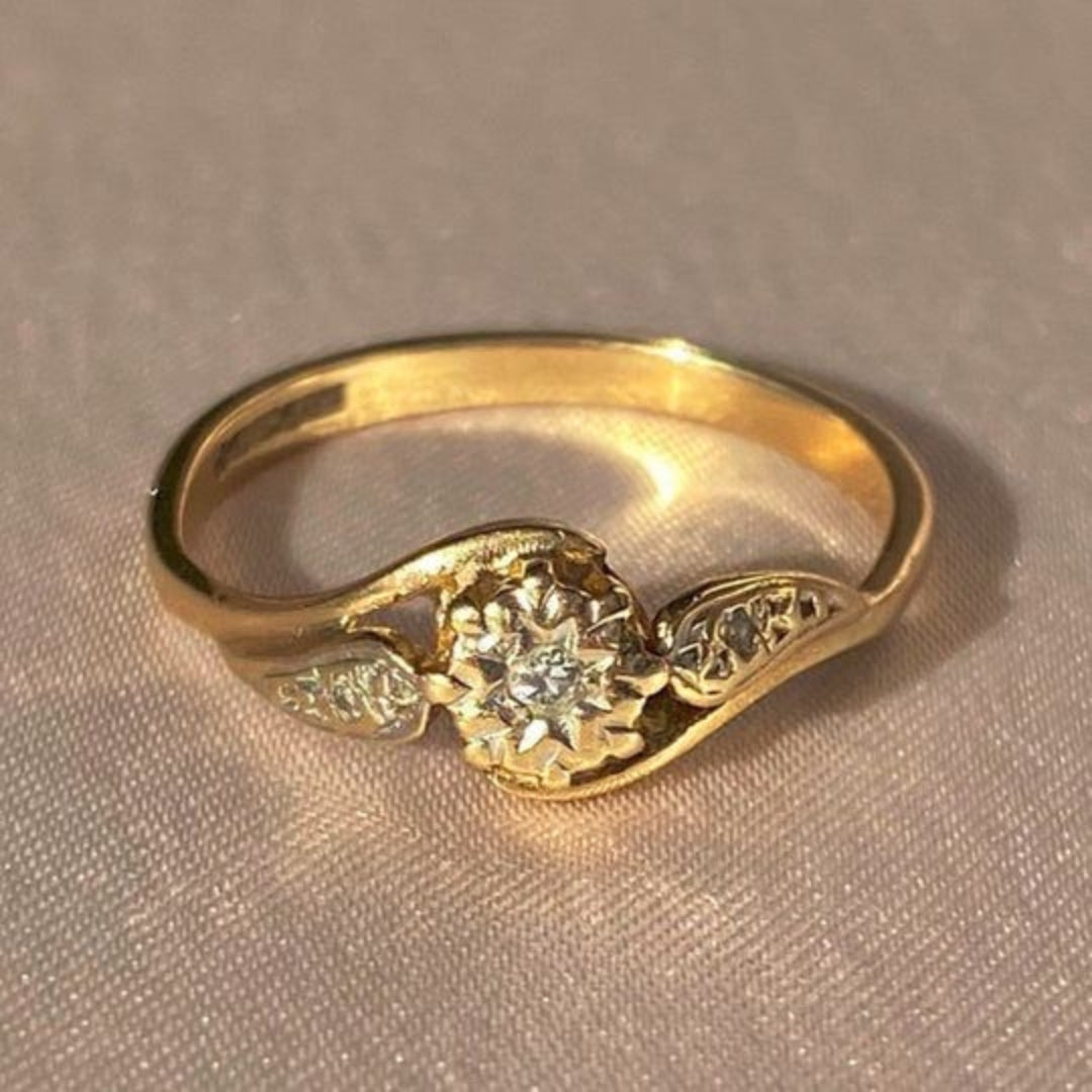Gold plated ring with a bright wavy look