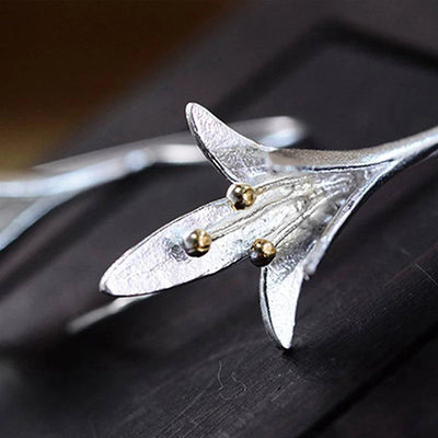 أقراط زهور فضية أنيقة