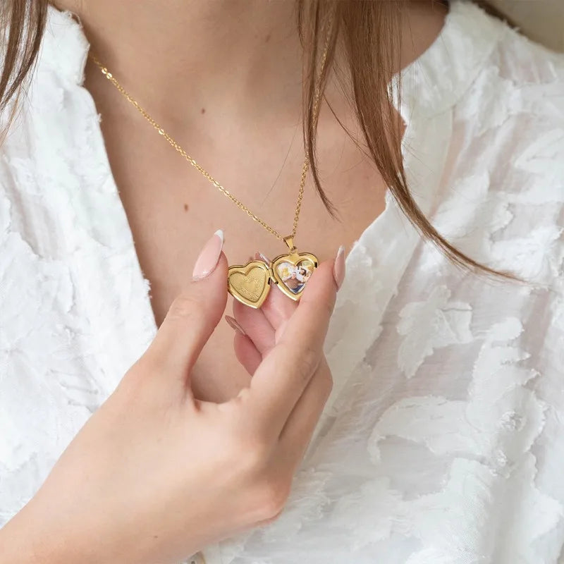 قلادة صورة قديمة مزخرفة على شكل قلب