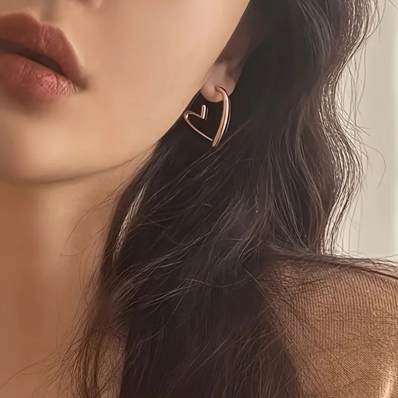 أقراط أنيقة على شكل قلب من الذهب الوردي