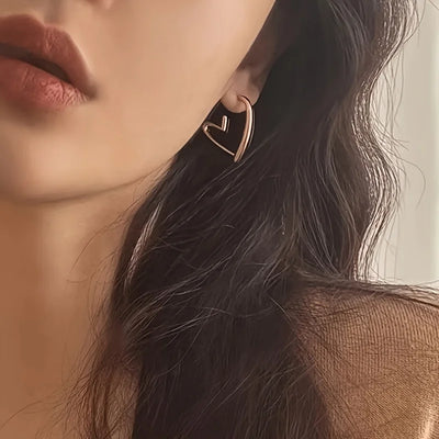 أقراط أنيقة على شكل قلب من الذهب الوردي