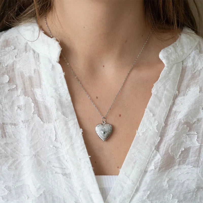 قلادة صورة قديمة مزخرفة على شكل قلب