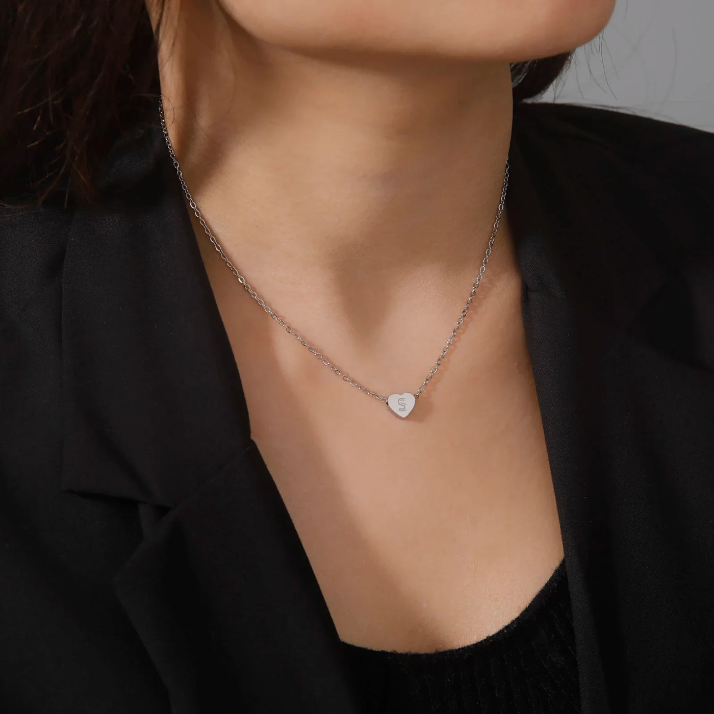 قلادة تشوكر بحرف القلب الخالد