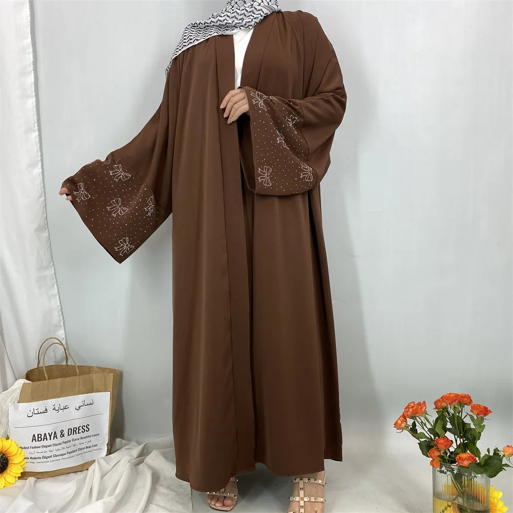 عباءة فاخرة بأكمام مطرزة أنيقة