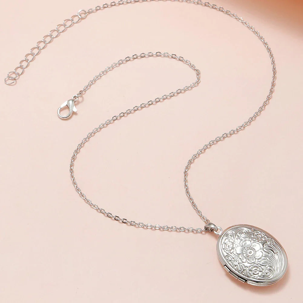 قلادة صورة بيضاوية محفورة خالدة