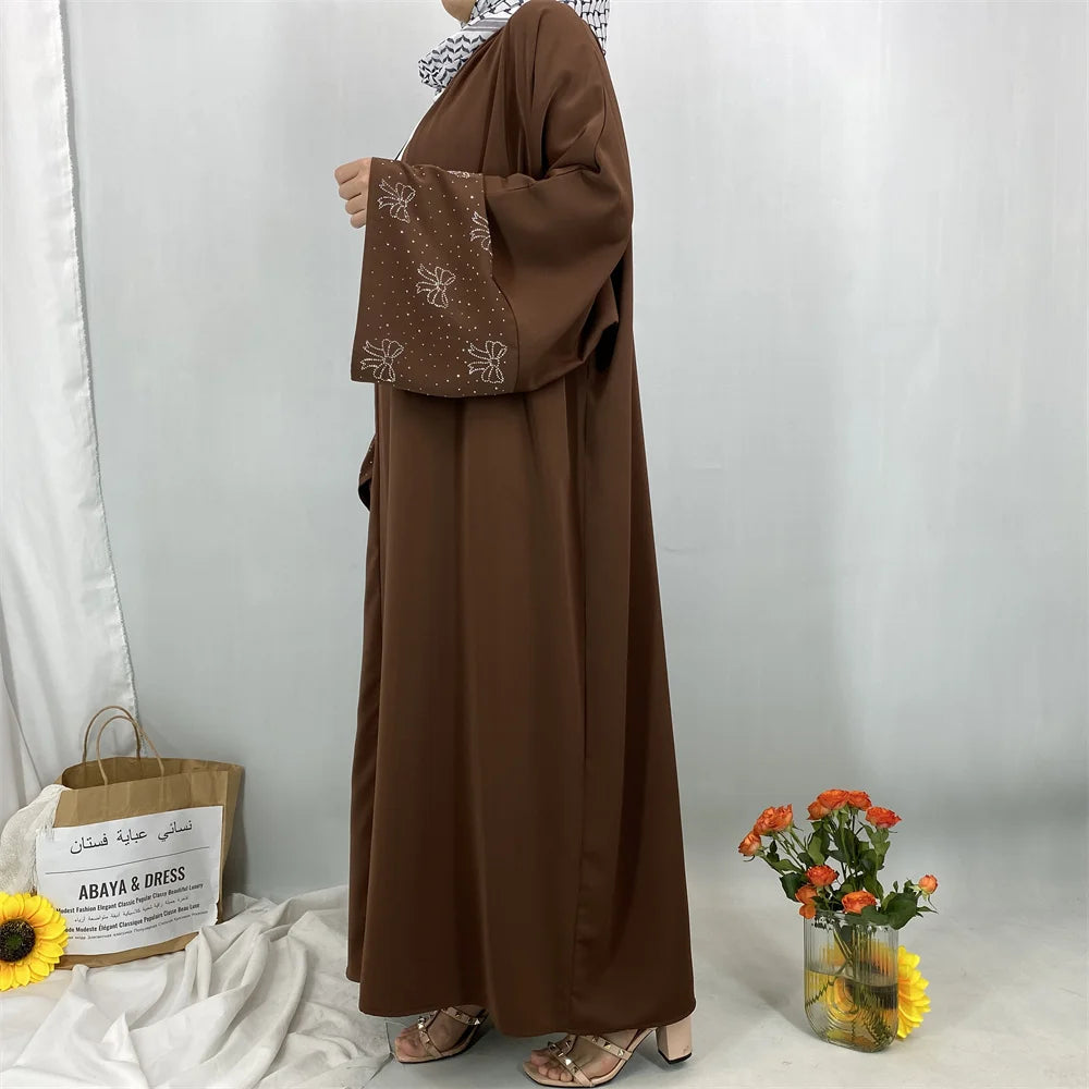 عباءة فاخرة بأكمام مطرزة أنيقة