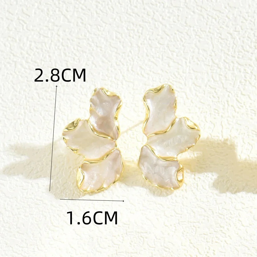 أقراط زهور أنيقة مطلية بالمينا