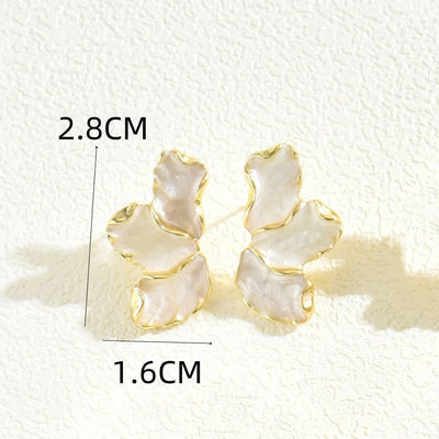 أقراط زهور أنيقة مطلية بالمينا