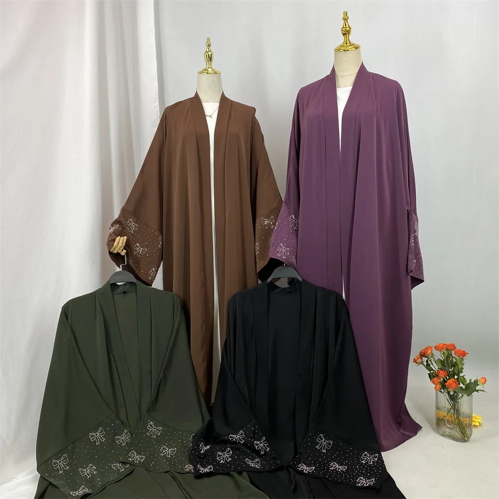 عباءة فاخرة بأكمام مطرزة أنيقة
