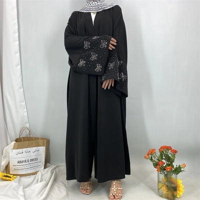 عباءة فاخرة بأكمام مطرزة أنيقة