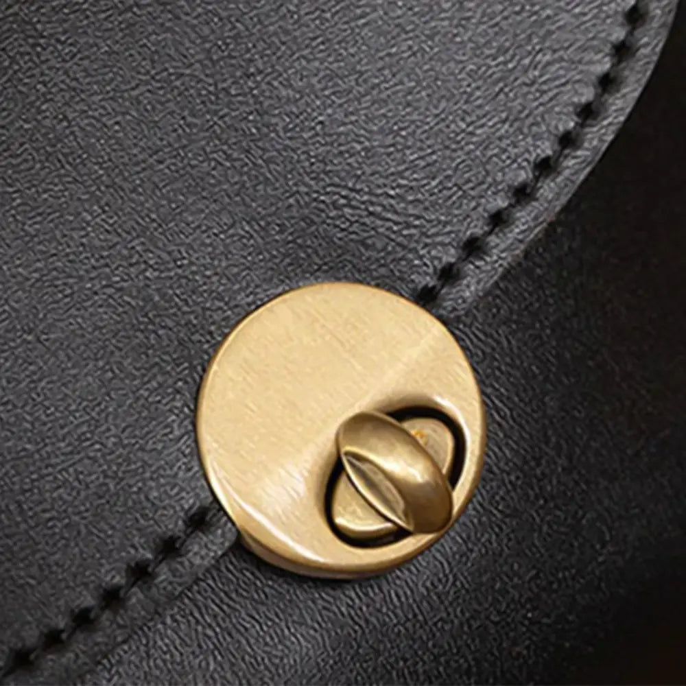 Anna - Elegant leather bag with snap closure