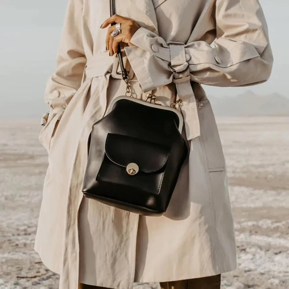 Anna - Elegant leather bag with snap closure