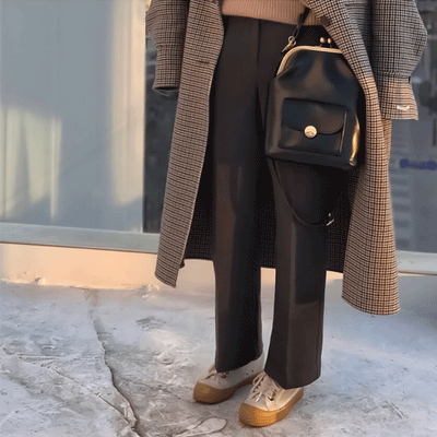 Anna - Elegant leather bag with snap closure