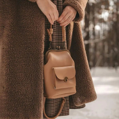 Anna - Elegant leather bag with snap closure