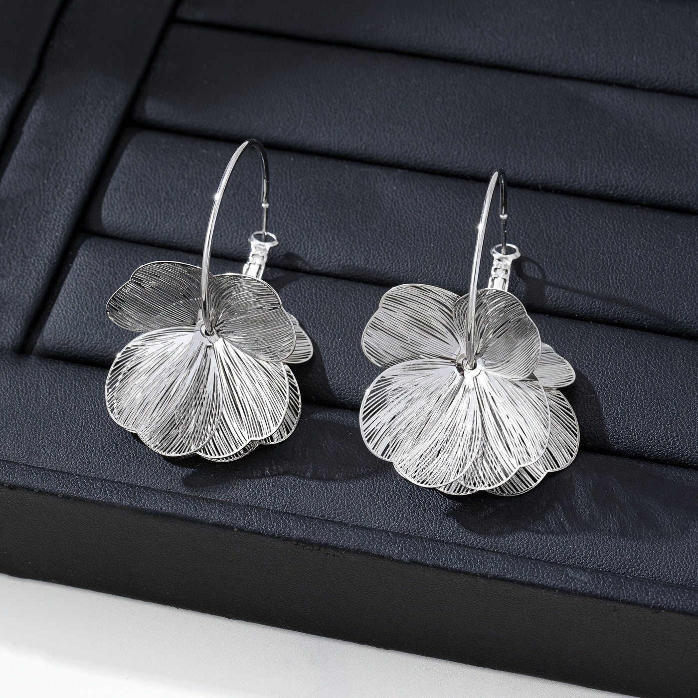 أقراط ذهبية مجوفة مبالغ فيها