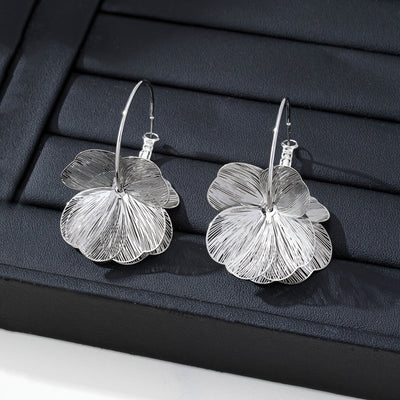 أقراط ذهبية مجوفة مبالغ فيها