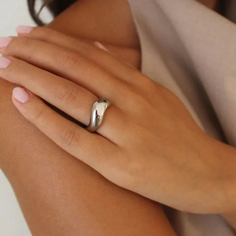 خاتم لانا الذهبي غير المحدد