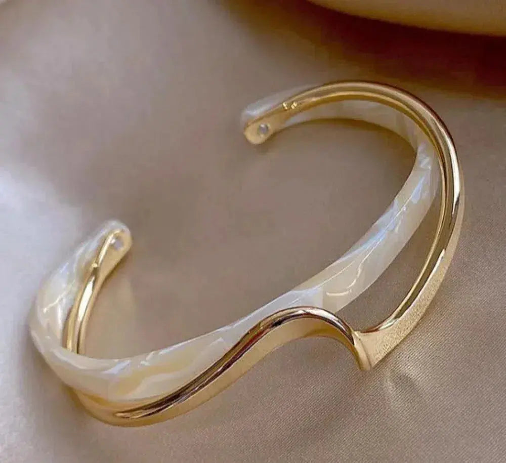 Elegant white opal bracelet in gold